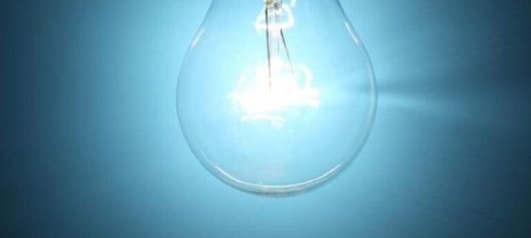 Bombilla encendida en una habitación azul / EFE