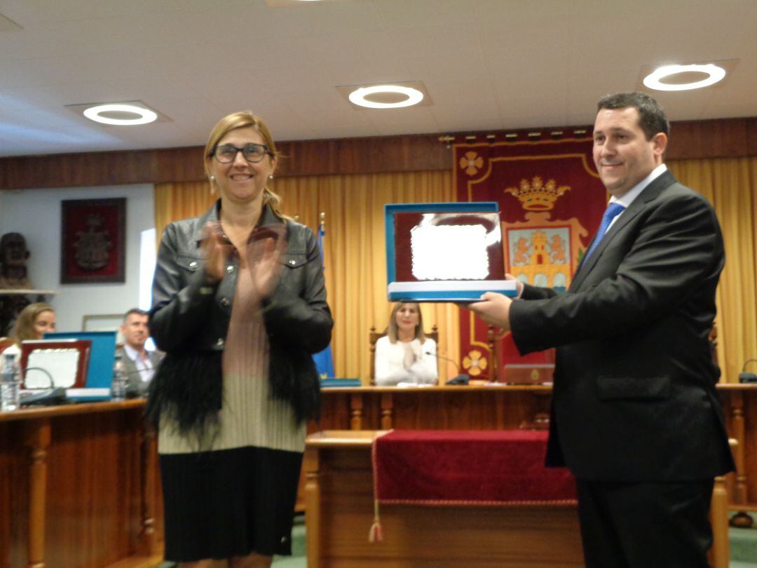 La alcaldesa de Aranda entregó el premio al presidente de la banda ganadora