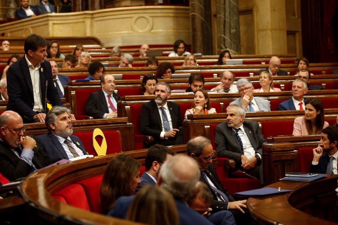 El presidente del grupo parlamentario de ERC, Sergi Sabrià (i), interviene en el debate de la moción de censura impulsada por Ciudadanos contra el presidente de la Generalitat, Quim Torra, con la líder de la formación naranja en Cataluña, Lorena Roldán (d), como candidata alternativa.