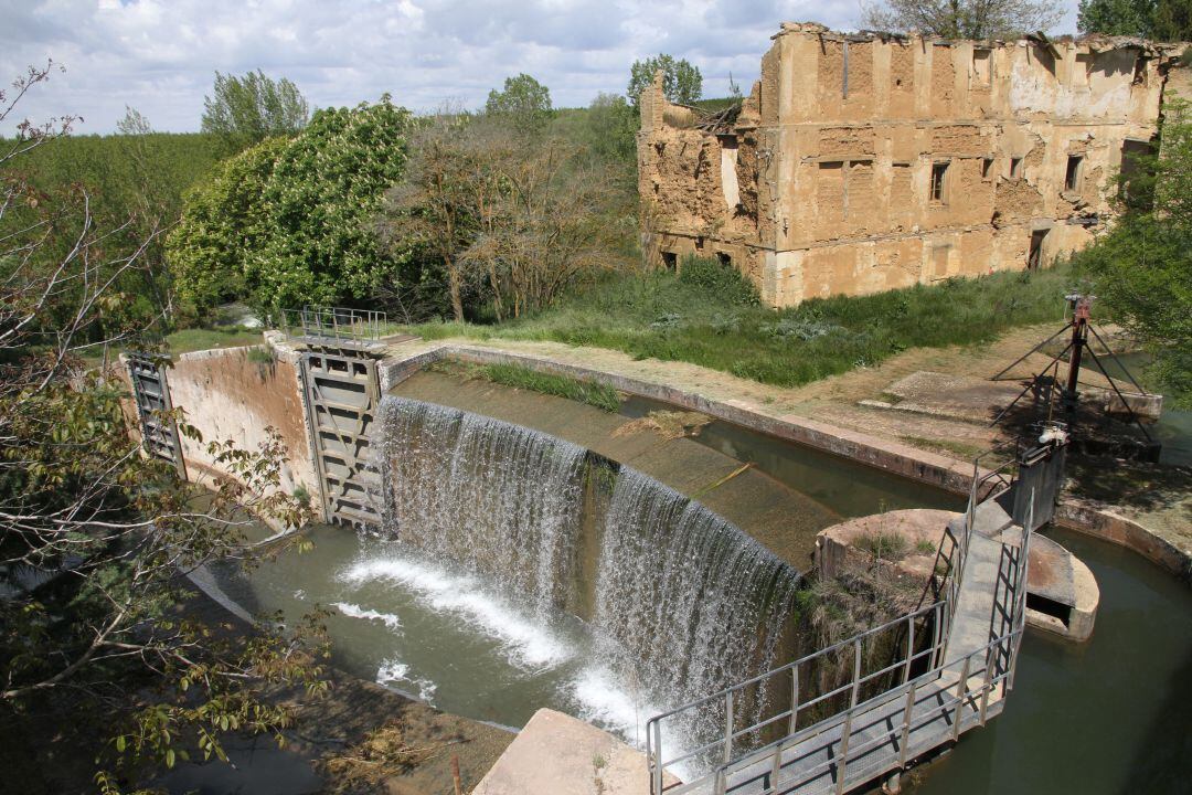 Antigua central eléctrica junto a las esclusas del Canal de Castilla en Calahorra