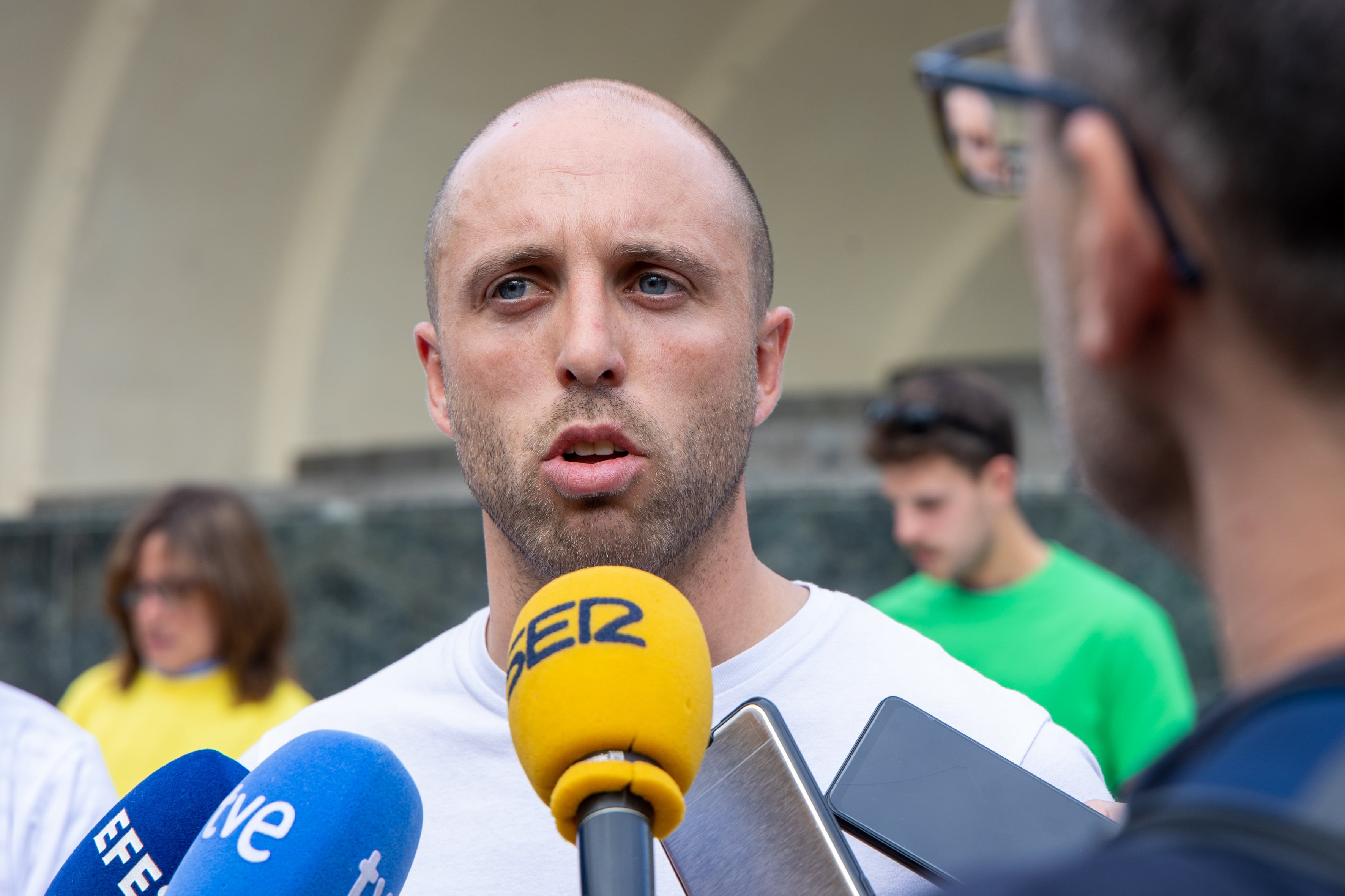 LOGROÑO 04/05/2024.- El presidente de Arag-Asaja y uno de los vicepresidentes nacionales de esta organización, Eduardo Pérez, atiende a los medios de comunicación durante una jornada convocada hoy sábado por las distintas organizaciones agrarias en defensa del sector agrario en el Paseo del Espolón de Logroño. EFE / Raquel Manzanares.
