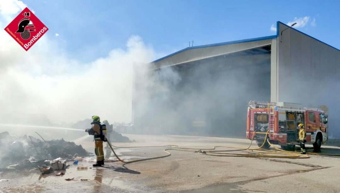 momento del incendio en la planta de Villena