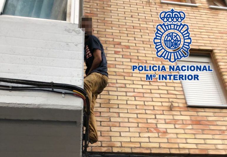 La Policía Nacional detiene a dos vecinos de Los Rosales a los que se les imputa seis presuntos robos con violencia e intimidación