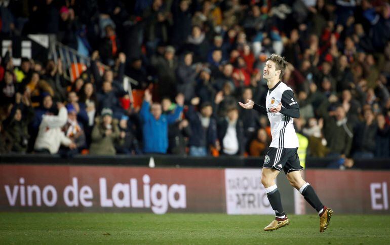 GRAF1099. VALENCIA, El delantero argentino del Valencia CF Luciano Vietto celebra su tercer gol, y cuarto ante la UD Las Palmas, durante el partido de octavos de final de la Copa del Rey que se disputa esta noche en el estadio de Mestalla. EFE, Kai Förste