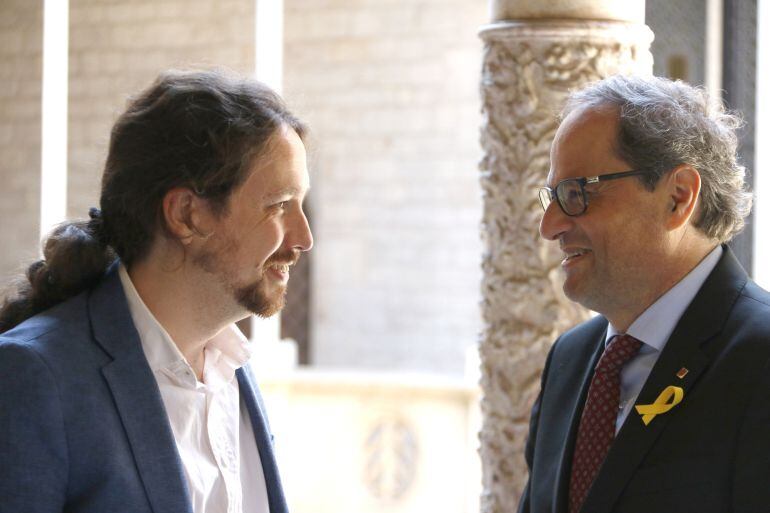 El president de la Generalitat, Quim Torra, y el líder de Podemos, Pablo Iglesias, cara a cara, poco antes de iniciar su reunión