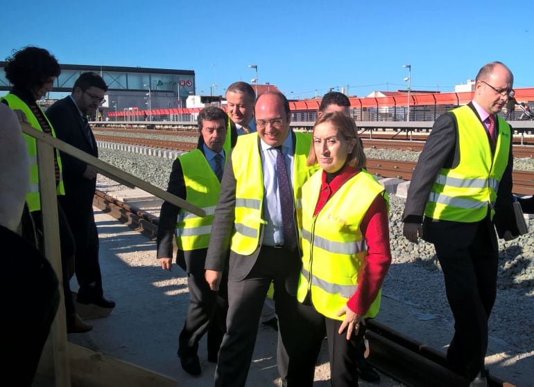 La exministra de Fomento, Ana Pastor, junto a Pedro Antonio Sánchez, Antonio Sánchez Solís y Francisco Bernabé en su última visita a las obras del AVE en la estación de Beniel