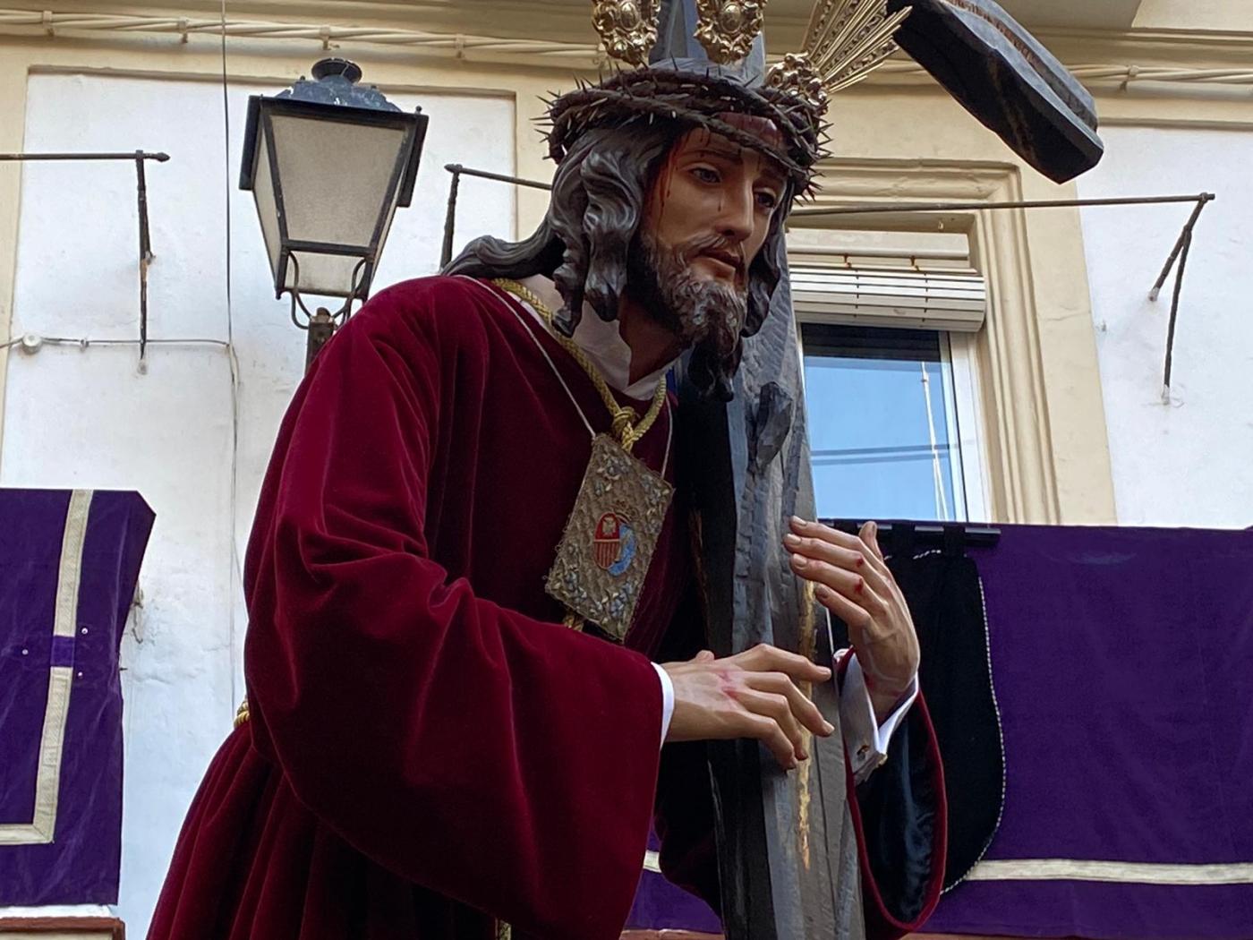 Nazareno de la Obediencia en un vía crucis parroquial por las calles de Santa María