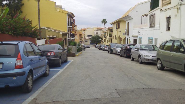 Vehículos estacionados en el barrio de Les Roques en Dénia.