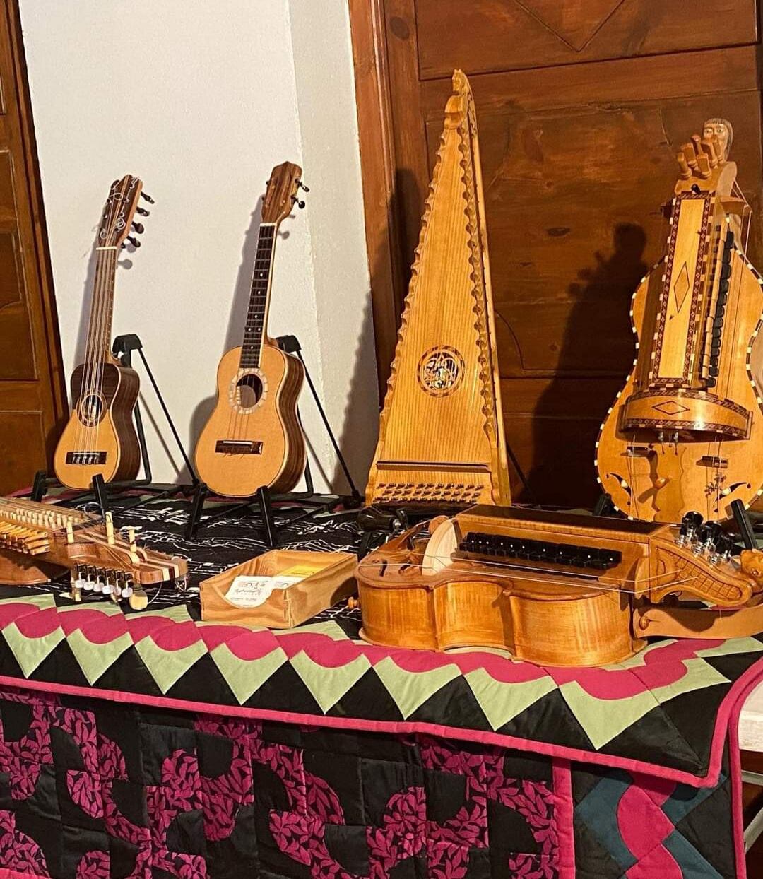 Exposición de instrumentos musicales en un patio de Boltaña.