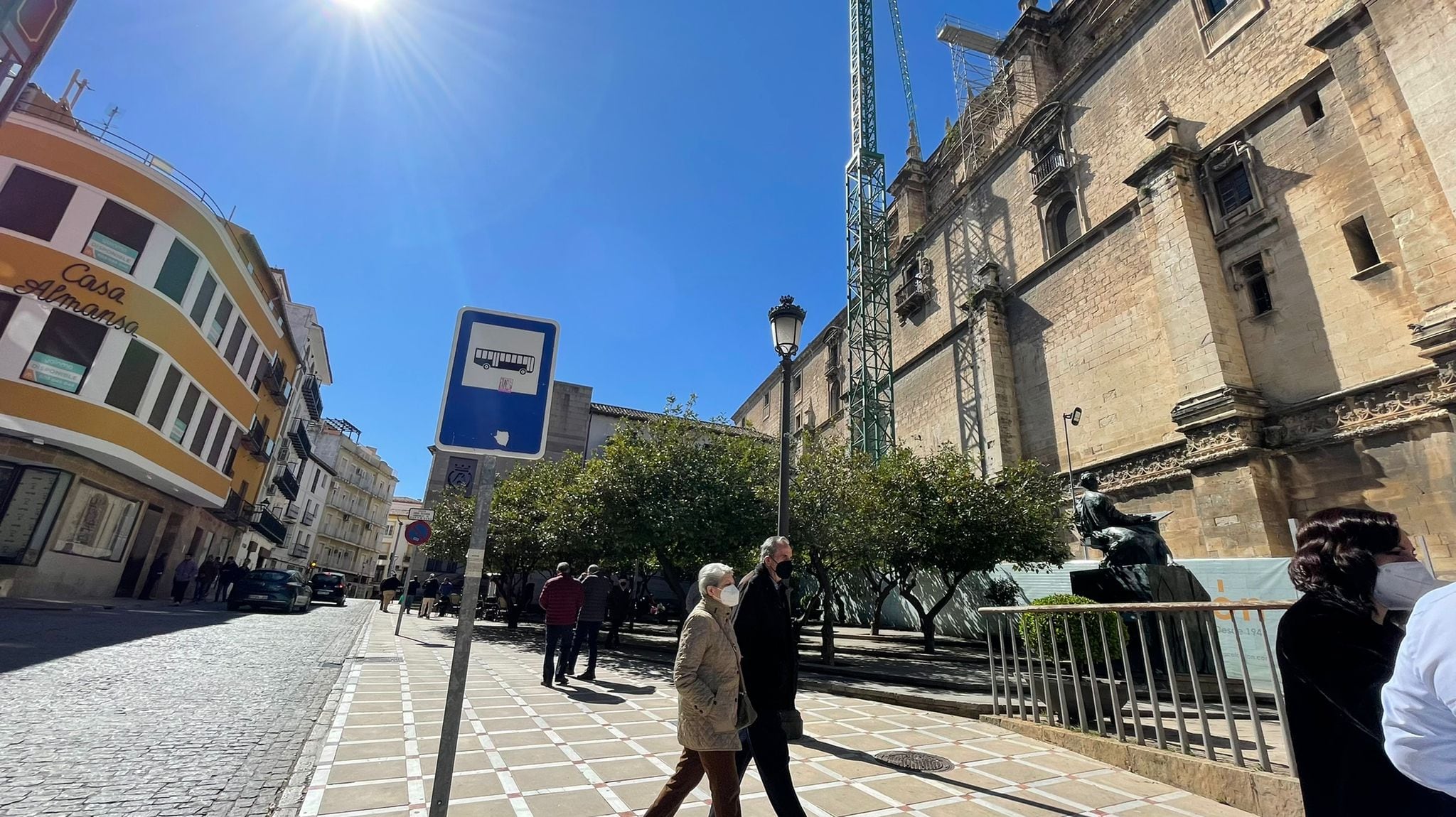 Parada de autobús en la calle Ramón y Cajal.