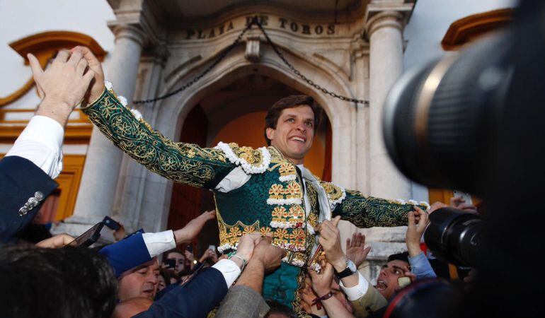 El Juli en su salida a hombros por la Puerta del Príncipe en la tarde del Lunes de Farolillos, 16 de abril