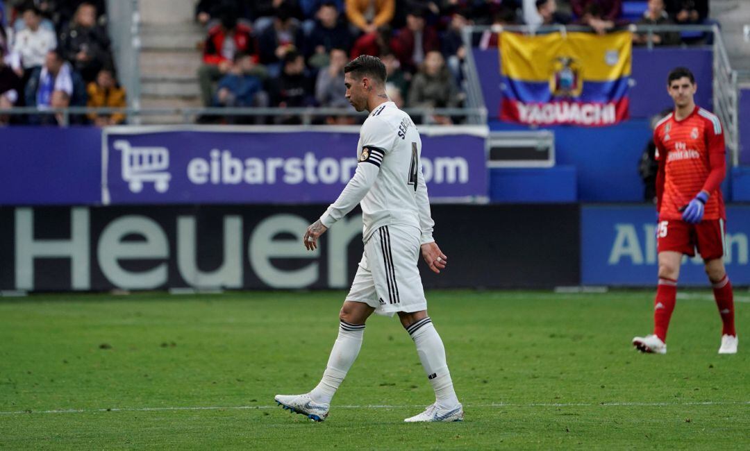 Ramos, cabizbajo, en una acción del partido contra el Eibar