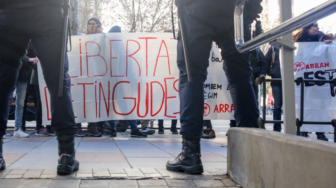 Manifestantes piden la liberación frente a los juzgados de Madrid