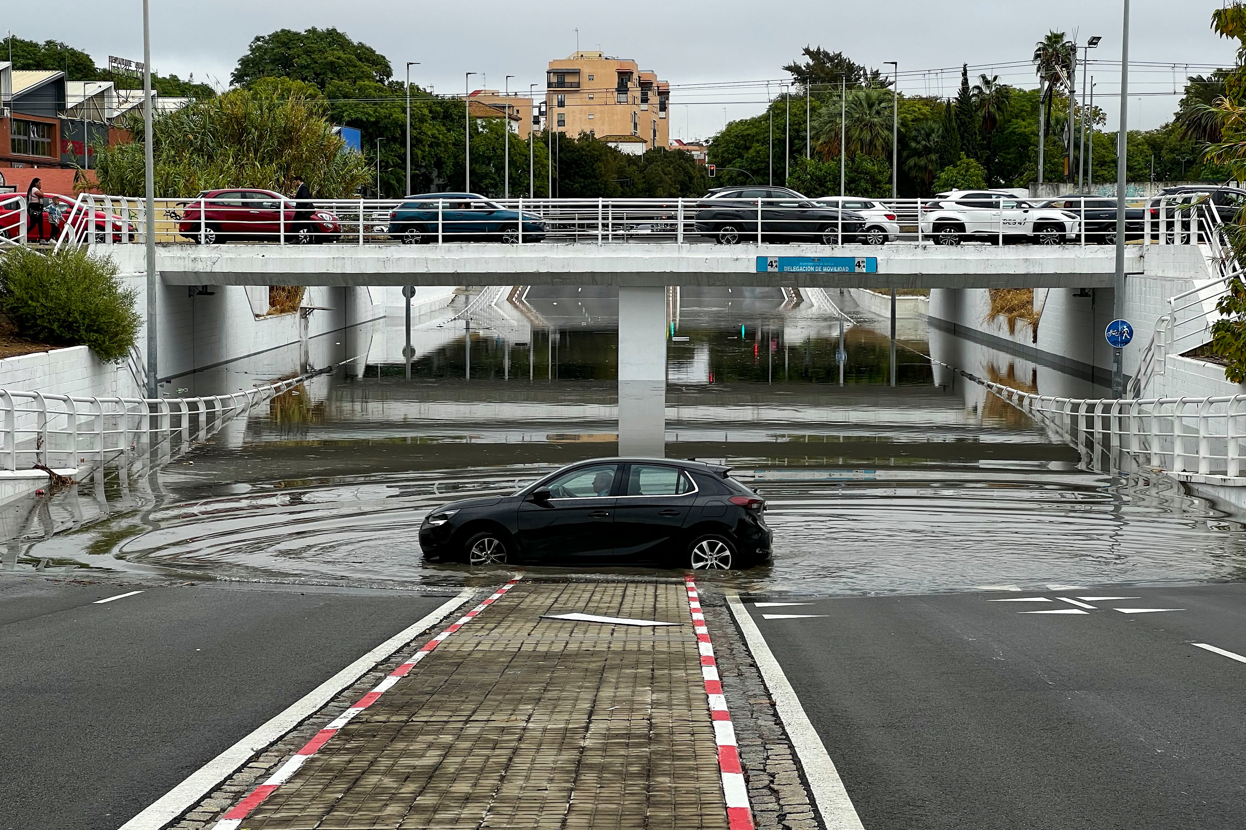 SEVILLA, 29/10/2025.- Vista del paso inferior de la calle Alfonso Lasso De la Vega, completamente inundado este miércoles tras las intensas lluvias en la capital sevillana. EFE/ Roberto Ruiz-Oliva