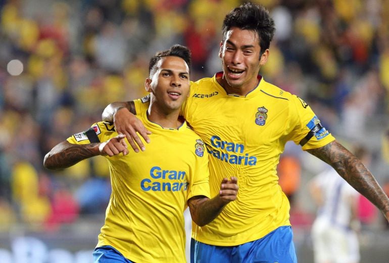 Jonathan Viera y Sergio Araujo celebran el primer gol ante la Real Sociedad.