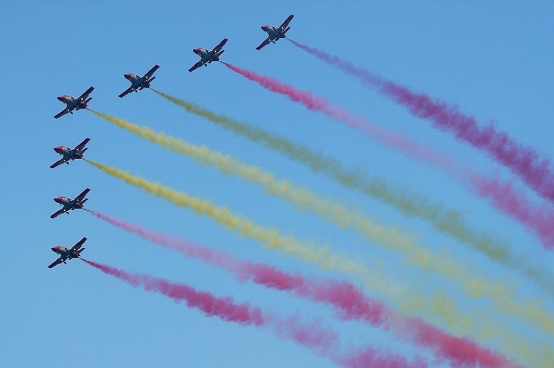 La Patrulla Águila es el grupo de vuelo acrobático del Ejército del Aire, creada en 1954 con sede en San Javier. Vuelan con siete aviones CASA C-101 de fabricación española