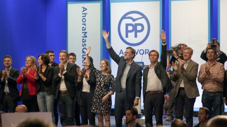 El presidente del Gobierno en funciones y candidato por el PP a la reelección, Mariano Rajoy, acompañado por el presidente de la Xunta, Alberto Núñez Feijóo.