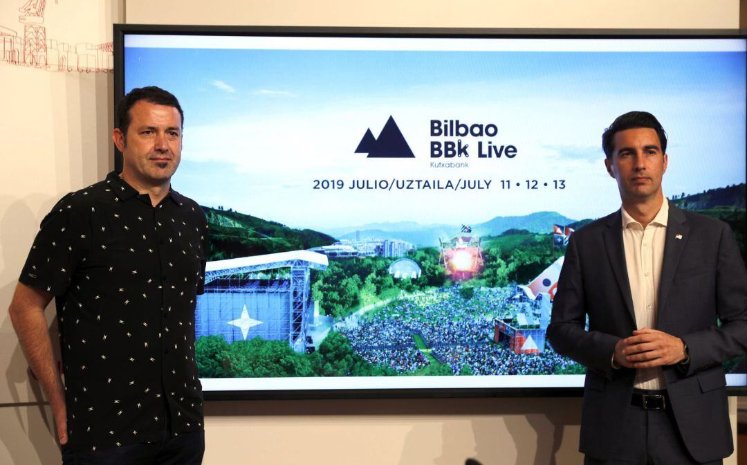 El concejal de empleo del ayuntamiento de Bilbao Xabier Otxandiano, (d) junto al director de la promotora del festival Alfonso Santiago (i) presentan este martes el programa completo y las novedades del festival Bilbao BBK Live, que se celebrará del 11 al 13 de julio.