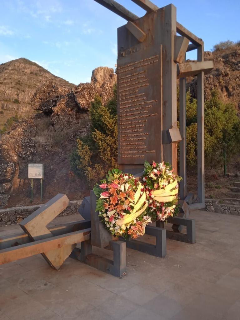 Corona en recuerdo de las víctimas mortales en el incendio forestal de 1983