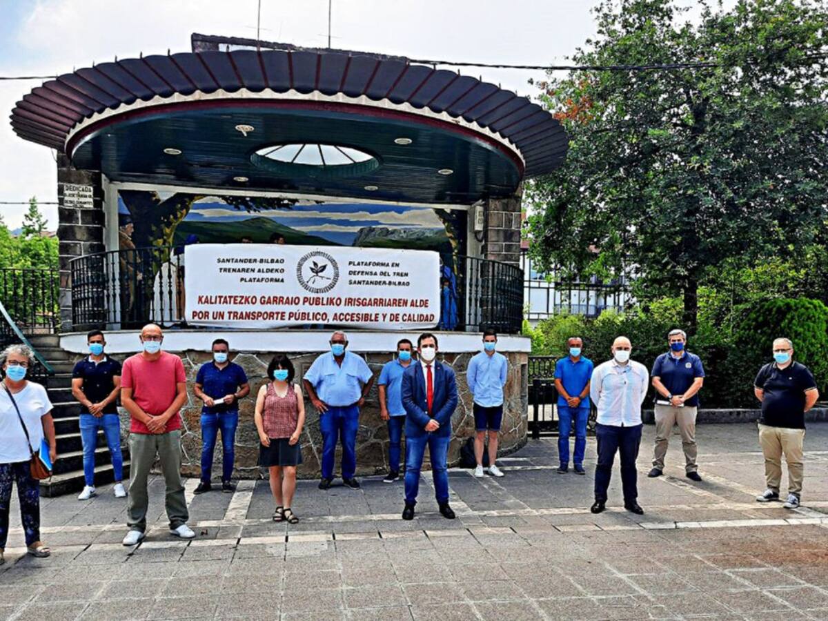 Ayuntamientos de Cantabria y Euskadi piden restablecer los trenes Santander-Bilbao