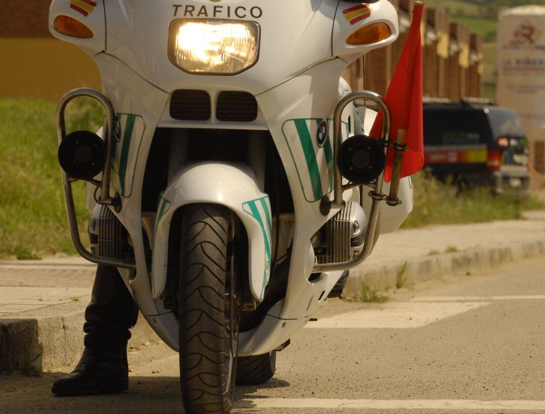 Moto de la Guardia Civil. Tráfico, control