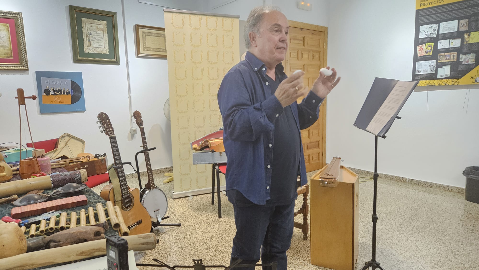 Juan Guerrero empezaba la exposición con el sonido de unas piedras