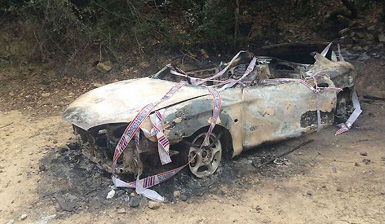 El cotxe calcinat trobat al bosc dins el terme municipal de Vimbodí