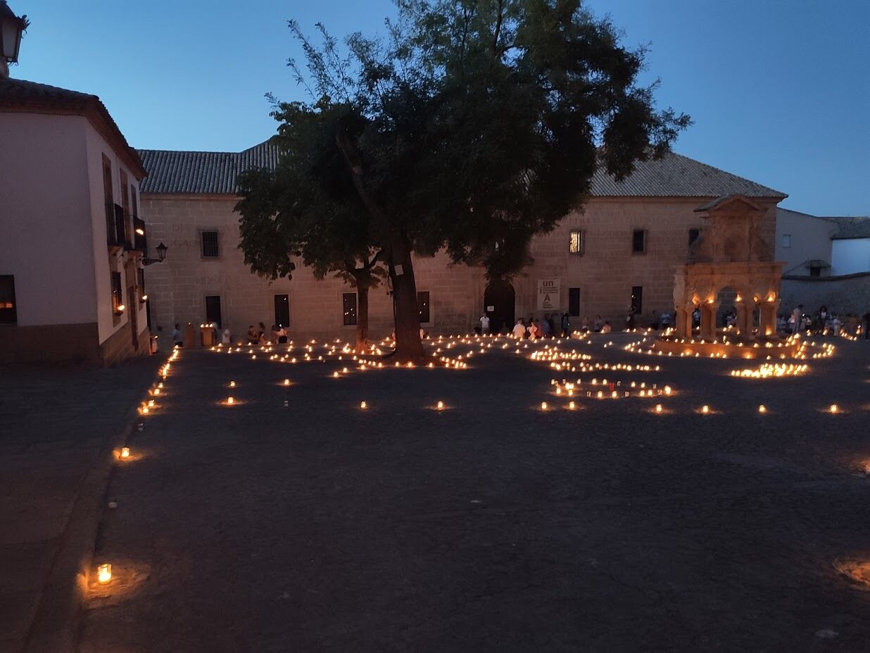 La bellísima plaza de Santa María, de Baeza, durante &#039;Renacimiento a la Luz de las Velas&#039;