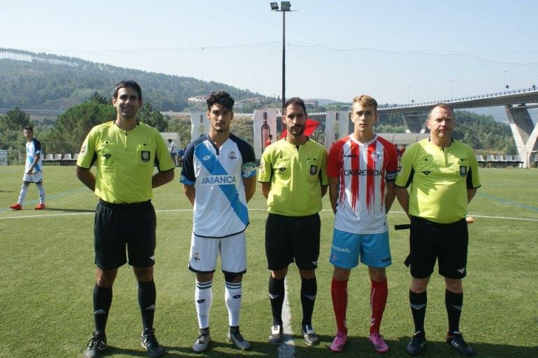 Los capitanes del Deportivo de A Coruña y del Lugo, posan con el trío arbitral, en el memorial Manolo Arnoia de Fútbol juvenil.