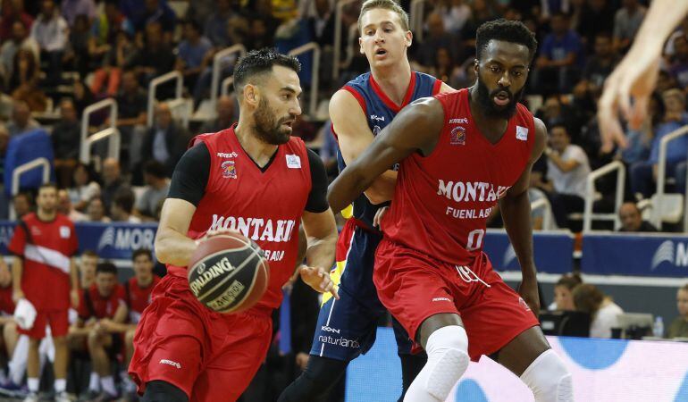 El base croata del Montakit Fuenlabrada, Marko Popovic, supera al escolta estadounidense del Andorra David Walker durante un partido de la pasada campaña.