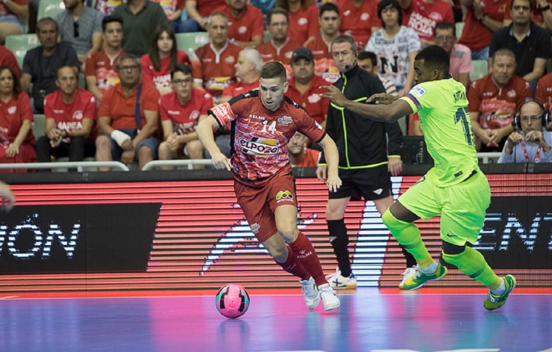 Fernandito conduce el balón