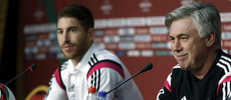 GRA331. MARRAKECH, 19/12/2014.- El entrenador del Real Madrid, el italiano Carlo Ancelotti (d), y el segundo capitán del equipo, Sergio Ramos (i), durante la rueda de prensa oficial de la final del Mundial de Clubes que disputarán el Real Madrid y el San 