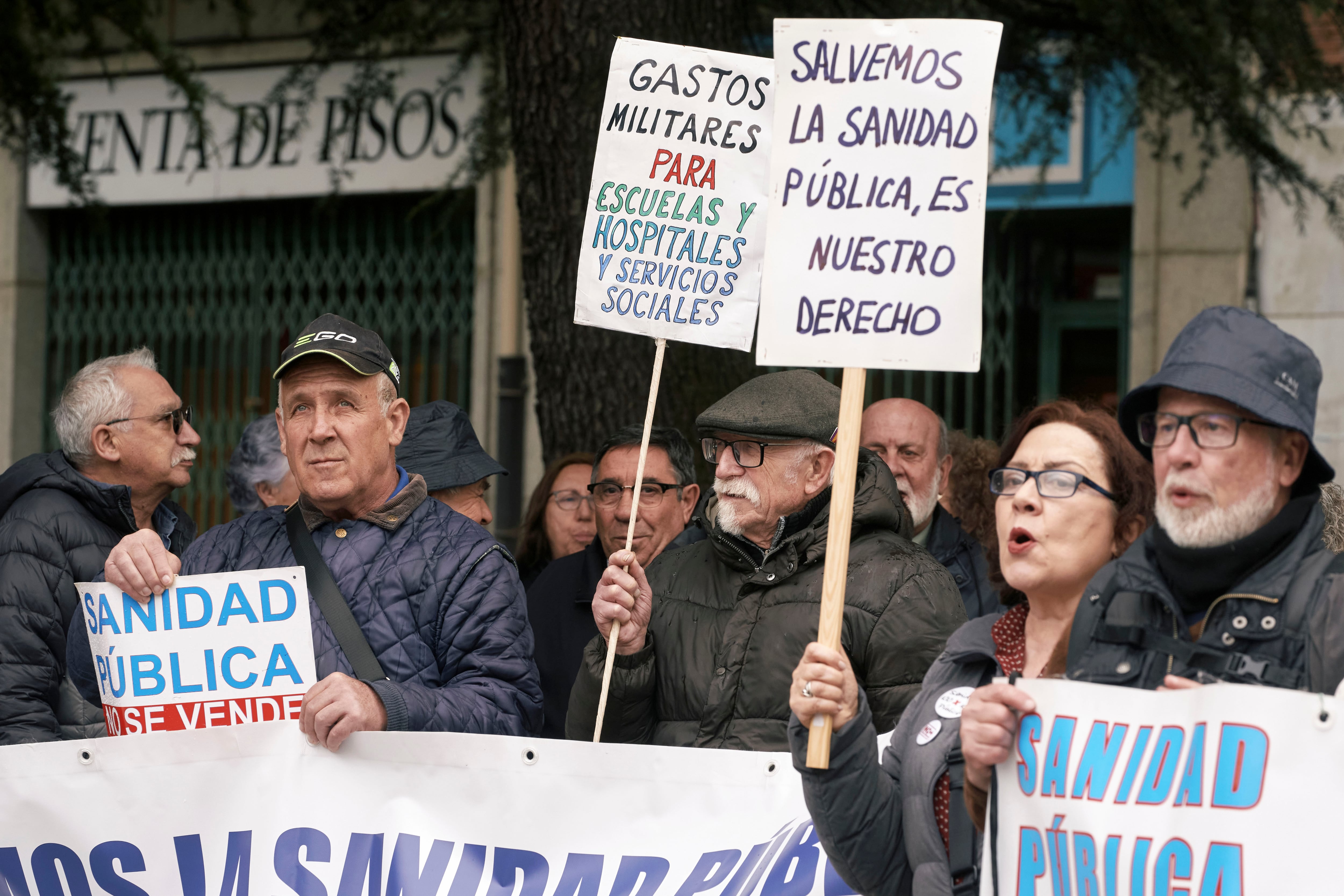  Concentración convocada por las principales plataformas en favor de la Sanidad Pública de Ávila con motivo del Día Mundial de la Salud este martes, en la capital abulense 