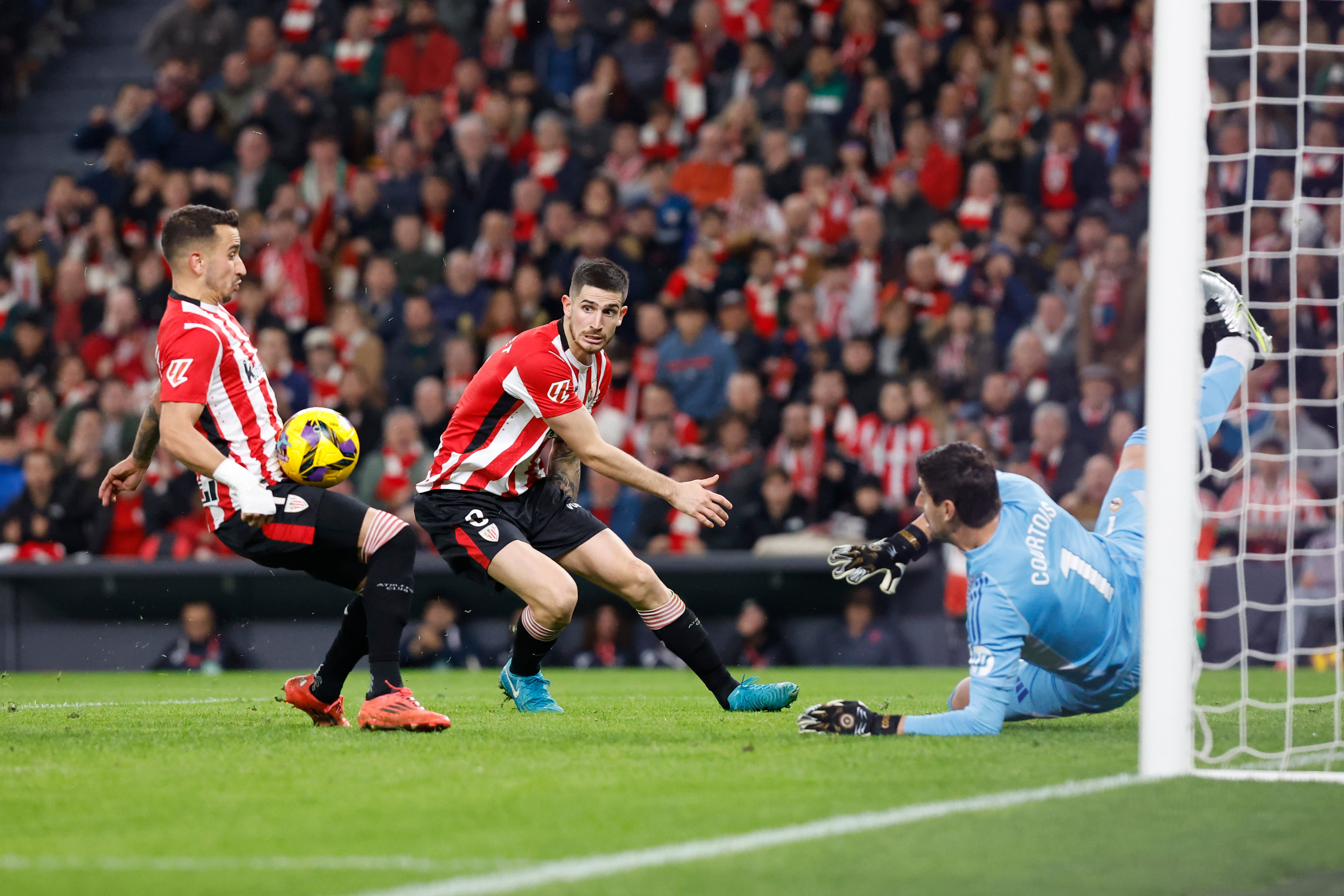 BILBAO, 04/2/2024.- El delantero del Athletic Club Alejandro Berenguer (i) controla el balón para marcar su gol, primero del equipo, durante el partido de la jornada 19 de LaLiga que Athletic Club de Bilbao y Real Madrid disputan este miércoles en el estadio de San Mamés, en Bilbao. EFE/Miguel Tona
