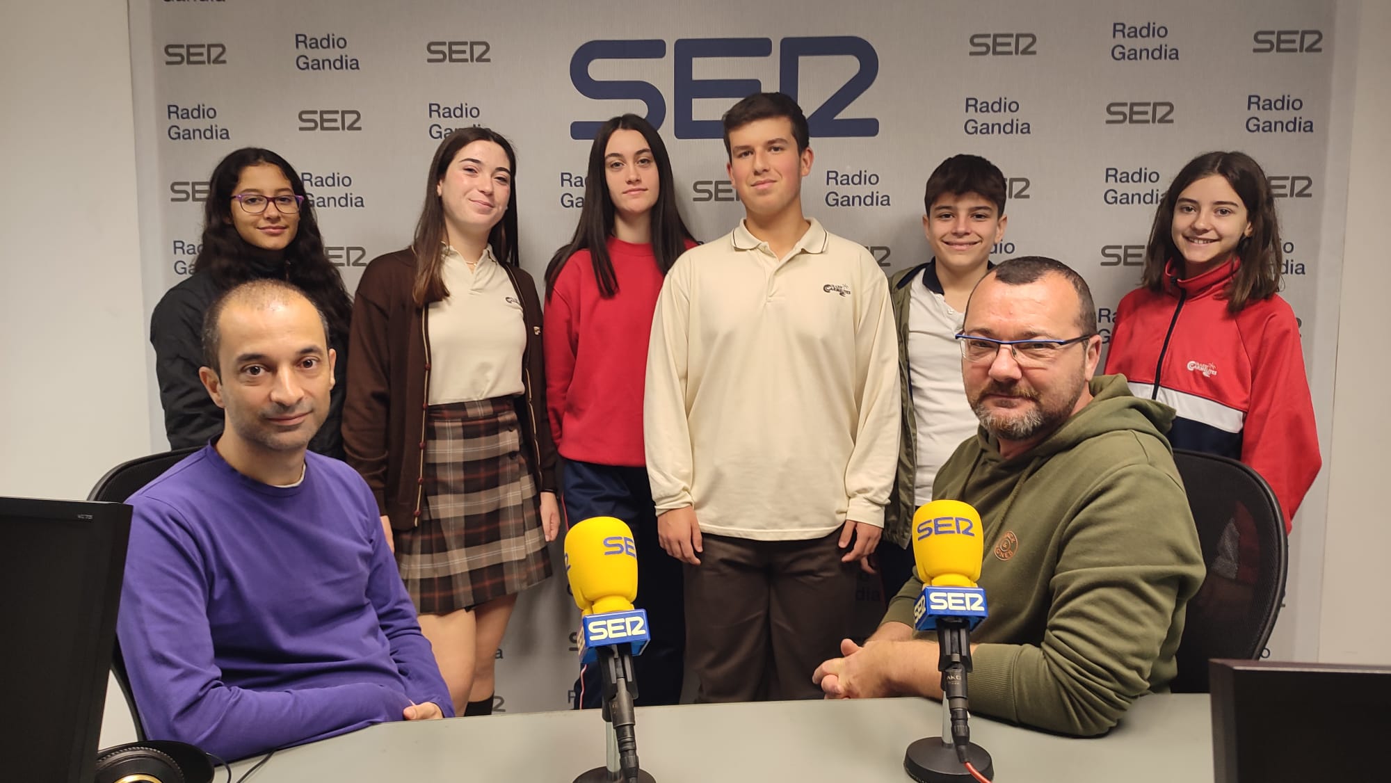 Alumnado del colegio Carmelitas Gandia junto al profesor Fernando Ibiza y el periodista Daniel Ardid en los estudios de Radio Gandia.