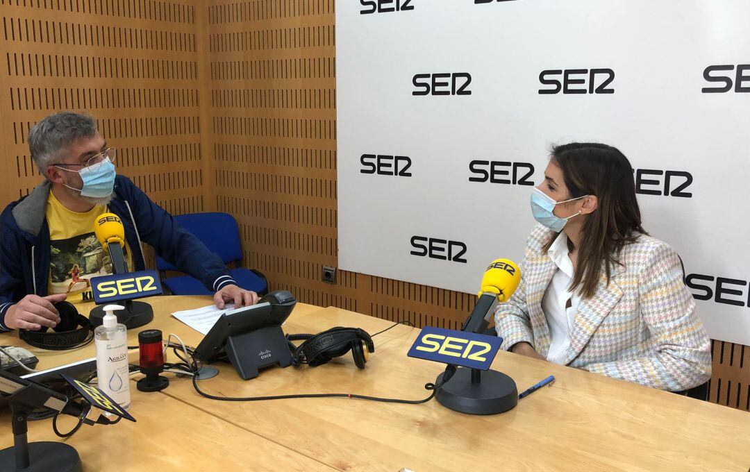 Carmen Fructuoso, concejala de Movilidad Sostenible y Juventud, junto a Paco Sánchez, en los estudios de Radio Murcia