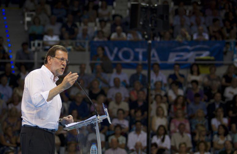 Spanish Prime Minister Mariano Rajoy (L) speaks during a Popular Party (PP) campaign meeting for the regional and municipal elections in Palma de Mallorca on May 14, 2015. AFP PHOTO / JAIME REINA