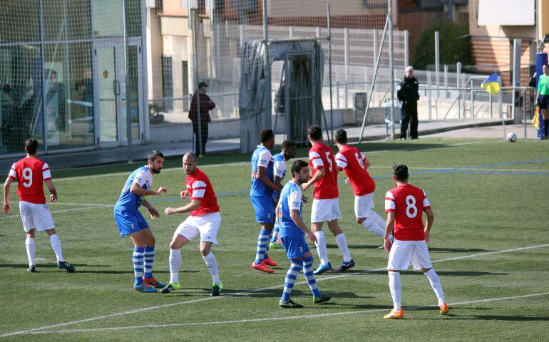 Los jugadores del Hércules defiende un saque de esquina, ante Badalona