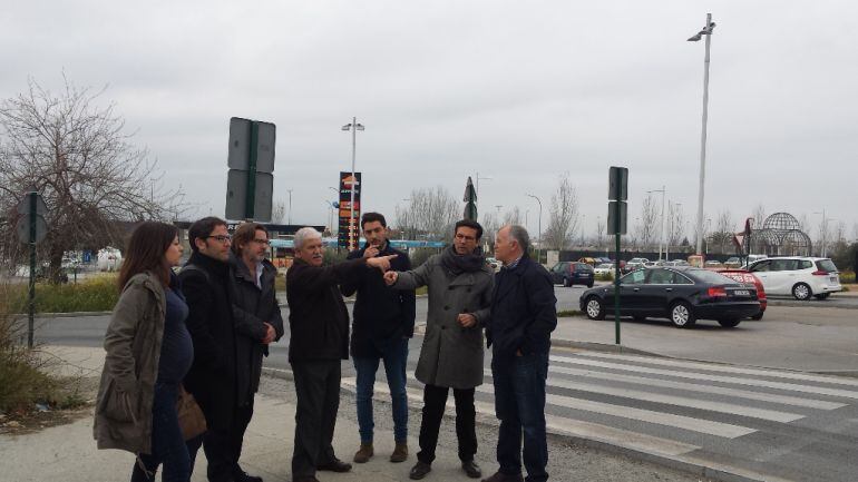 Visita de los concejales del PSOE de Granada al barrio de La Chana en compañía de representantes de la Asociación de Vecinos