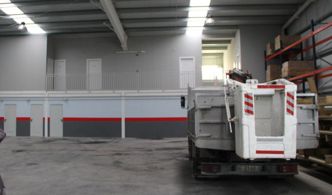 Nave de los servicios municipales y zona de vestuarios y almacenes