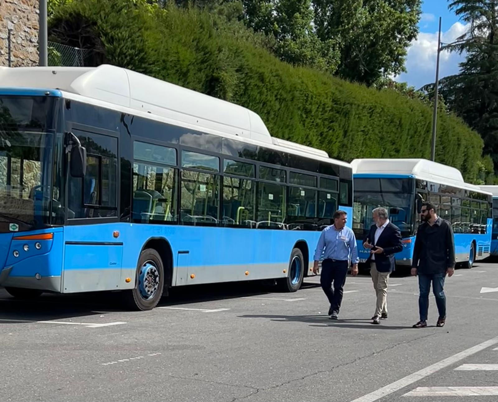 Nuevos autobuses aparcados en la avenida de la Hispanidad.