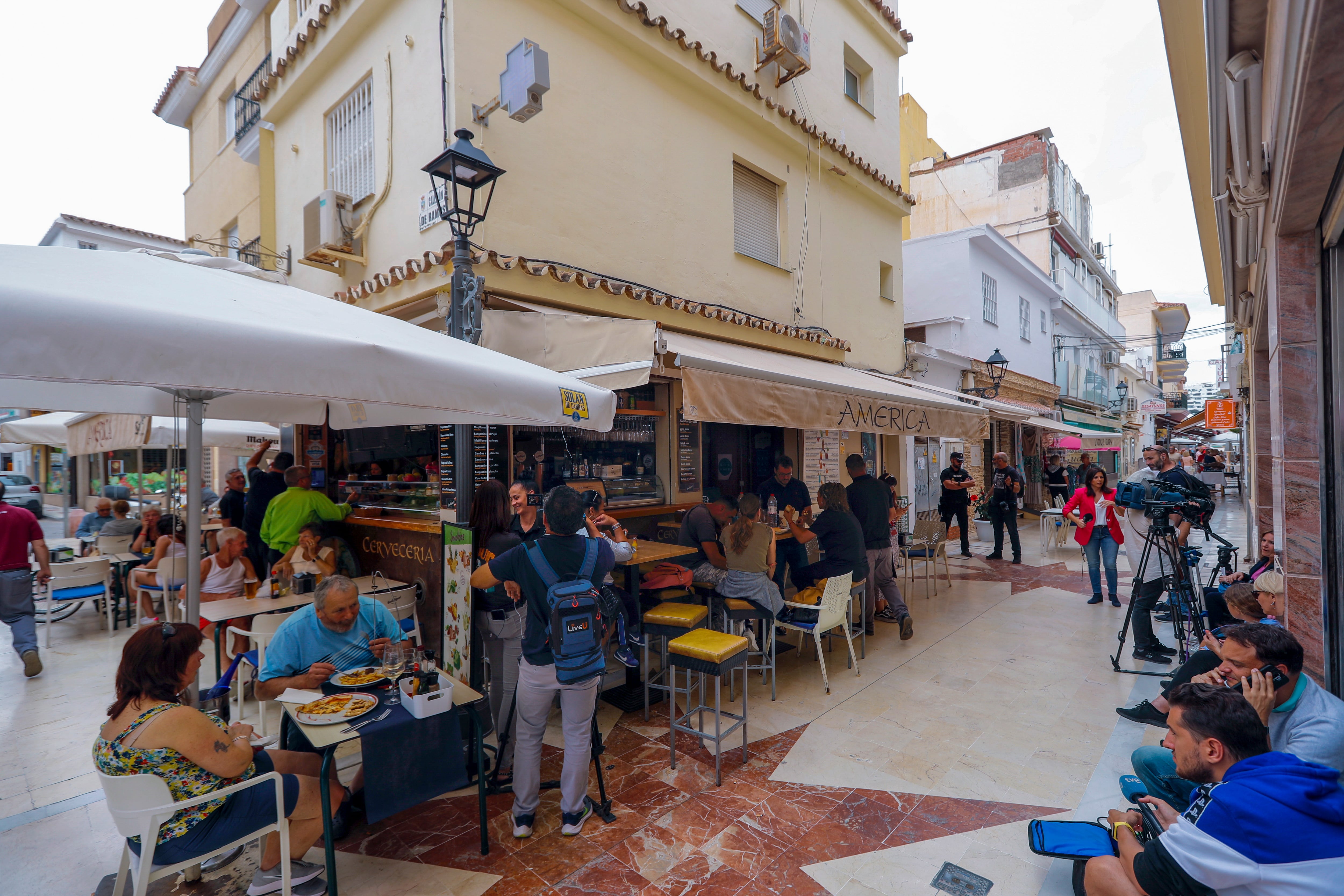 TORREMOLINOS (MÁLAGA), 17/05/2023.- Bar América donde trabajaba la mujer de 28 años cuyo cadáver ha sido localizado esta mañana por los agentes de la Policía Nacional en su vivienda número 38 de la calle San Ginés en Torremolinos (Málaga), justo encima de este establecimiento, por lo que se investiga las circunstancias de su muerte y se busca a su pareja por presuntamente haberla apuñalado. EFE/Jorge Zapata
