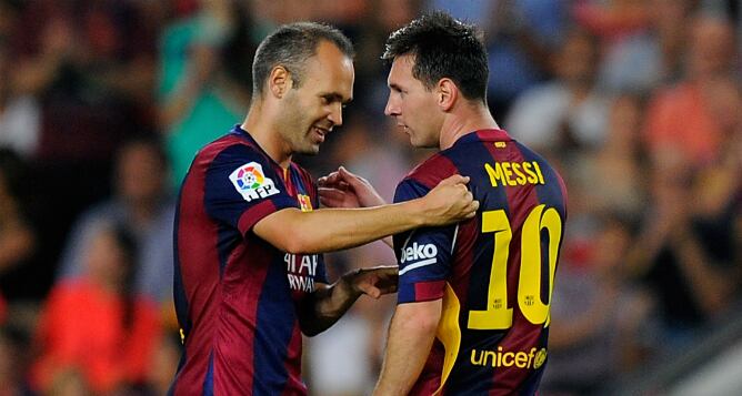 Messi e Iniesta charlan en el encuentro ante el Elche