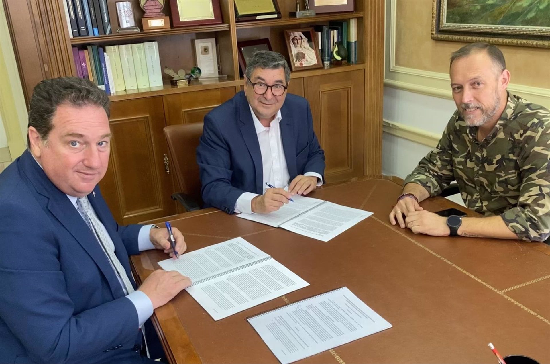 El alcalde del municipio malagueño de Vélez-Málaga, Antonio Moreno Ferrer, el concejal de Contratación, David Vilches, y el presidente institucional de HM Hospitales en la territorial sur, Jesús Burgos, en la firma de un convenio