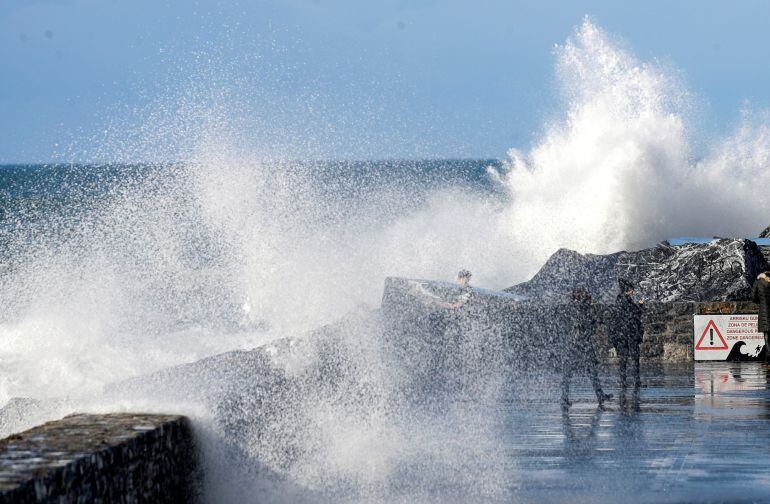 Varias personas son sorprendidas por una gran ola en el espigón del Kursaal de San Sebastián, donde se ha elevado a naranja la alerta para la navegación en las dos primeras millas a partir de mañana, por olas que podrían alcanzar los seis metros.