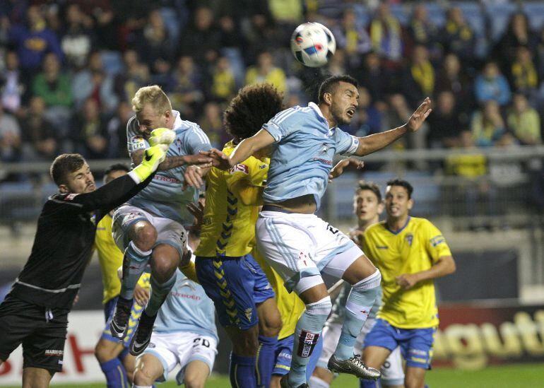 El defensa argentino del Celta de Vigo, Gustavo Cabral (d), lucha por el balón con un grupo de cadistas, durante el partido de ida de la octavos de final de la Copa del Rey que se disputaó en el estadio Ramón de Carranza, en Cádiz.