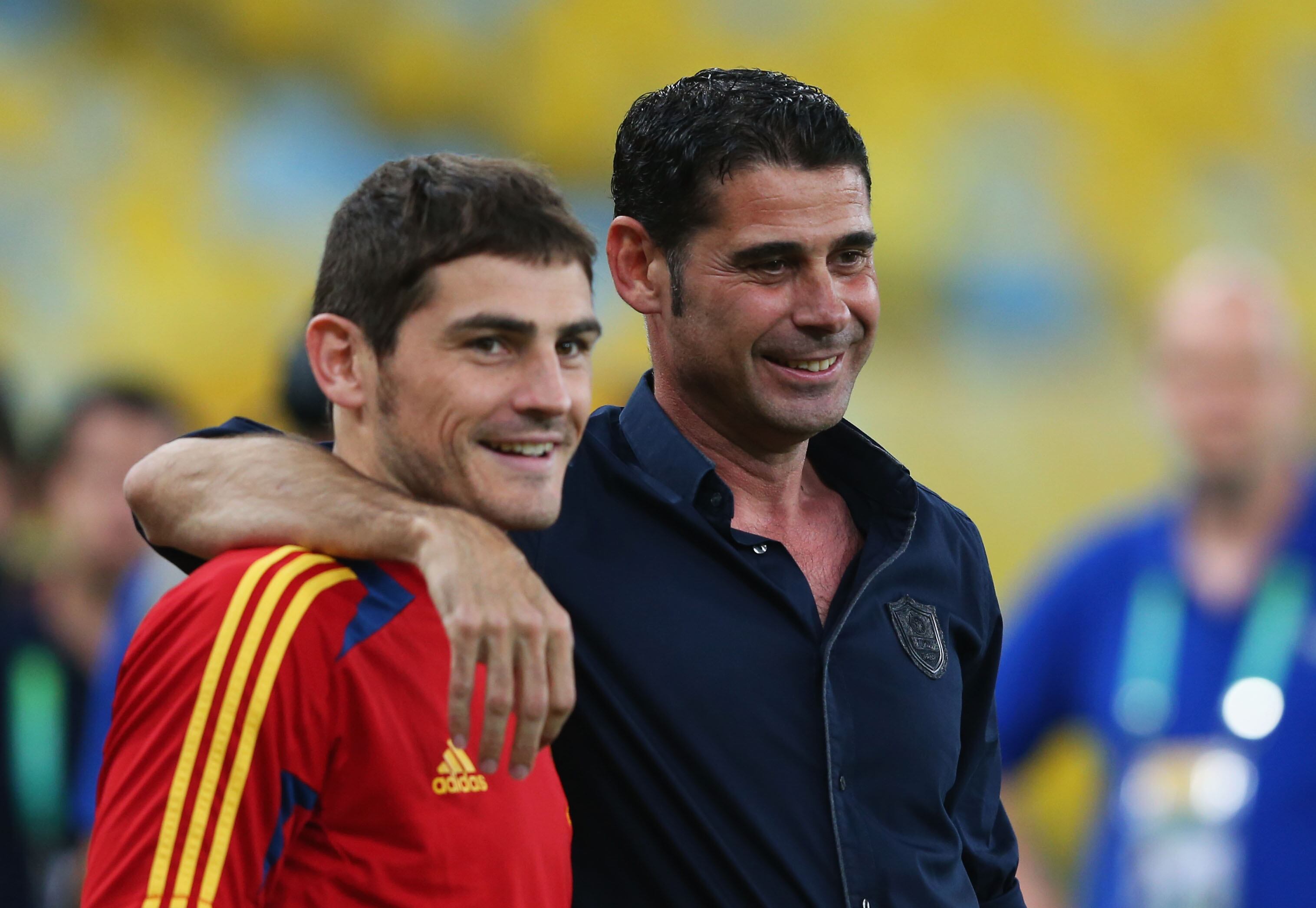 Fernando Hierro e Iker Casillas charlan durante la FIFA Confederations Cup