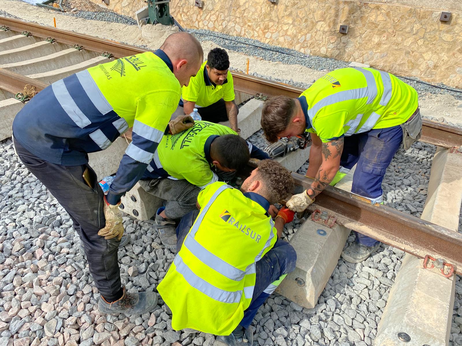 La Cadena SER acompaña a los técnicos de ADIF que inspeccionan y reparan las vías del tren