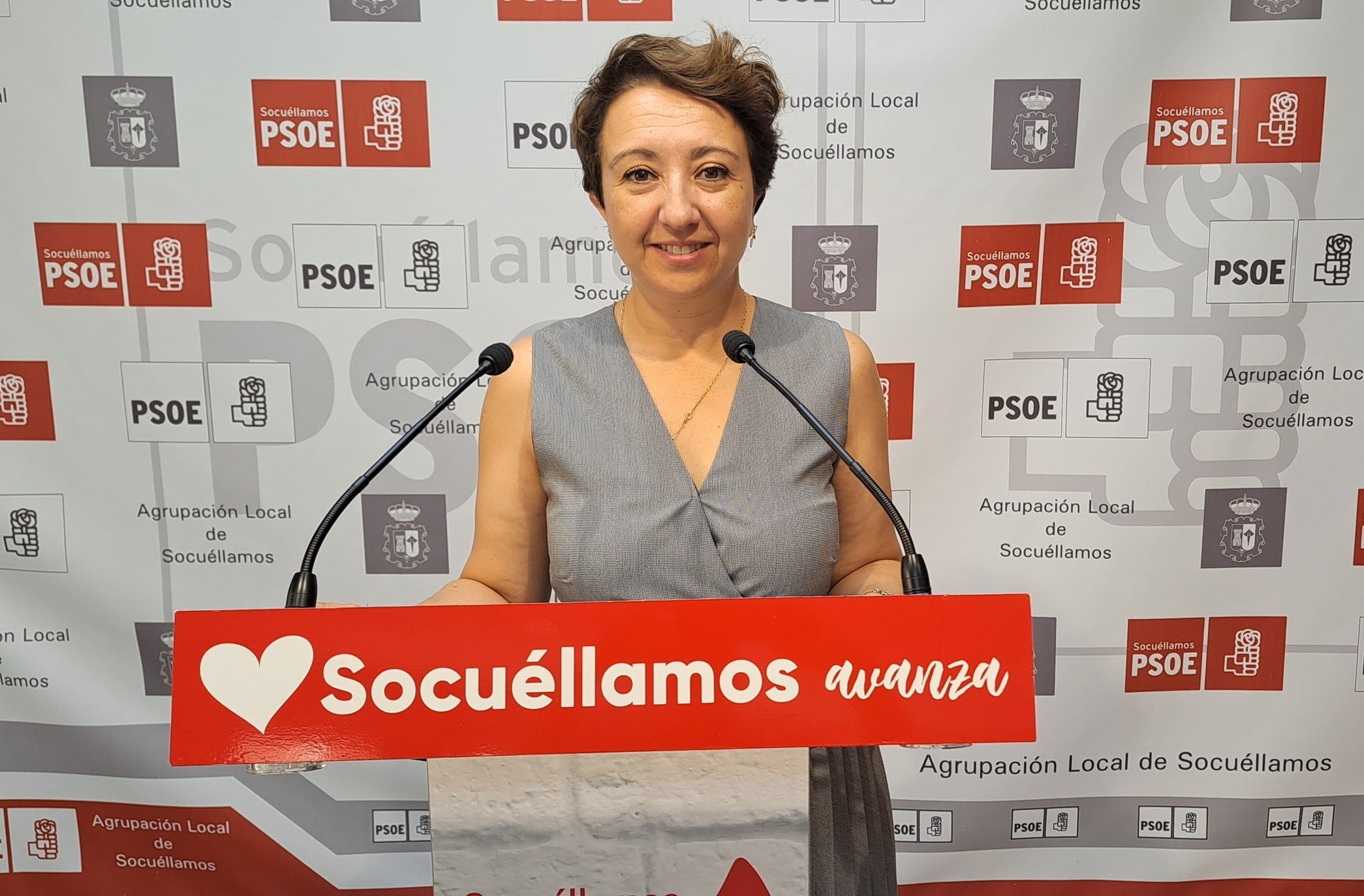 Elena García, portavoz del Grupo Municipal Socialista en el ayuntamiento de Socuéllamos en una rueda de prensa en la sede local del PSOE en Socuéllamos