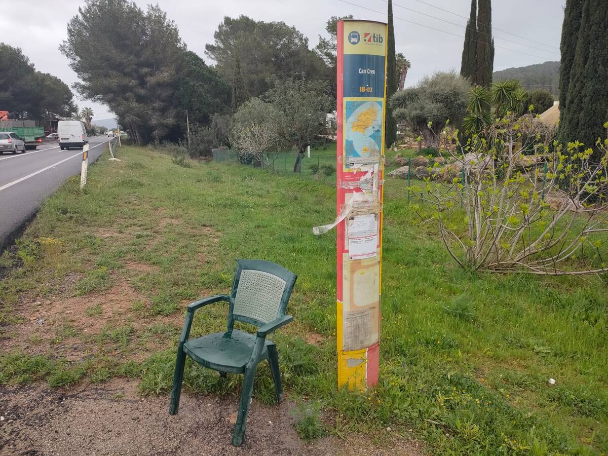 El PSOE de Santa Eulària reclama al Consell la mejora urgente de las paradas de autobuses del municipio